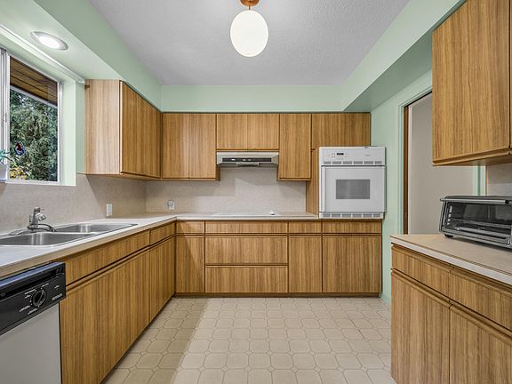 5th image of 4578 Capilano Rd