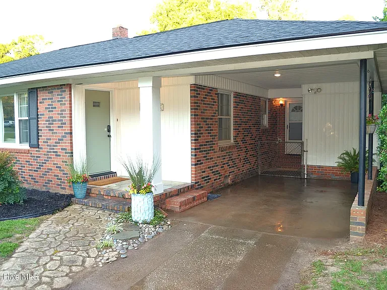 1429 Waccamaw Dr — Photo 2