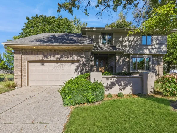 916 52nd Pl, West Des Moines, IA 50265