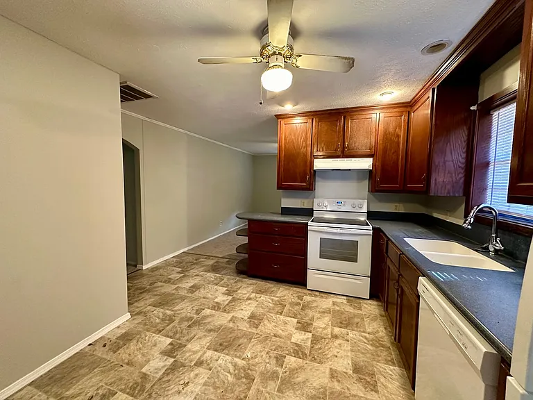 2507 Bradley Ln — Photo 10
