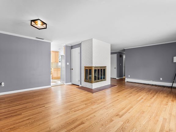 3rd image of 11 Cottage Grove Ln