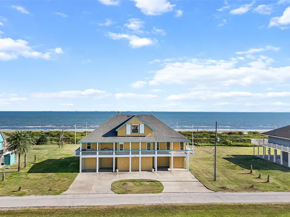 680 Villa Dr, Crystal Beach, TX 77650