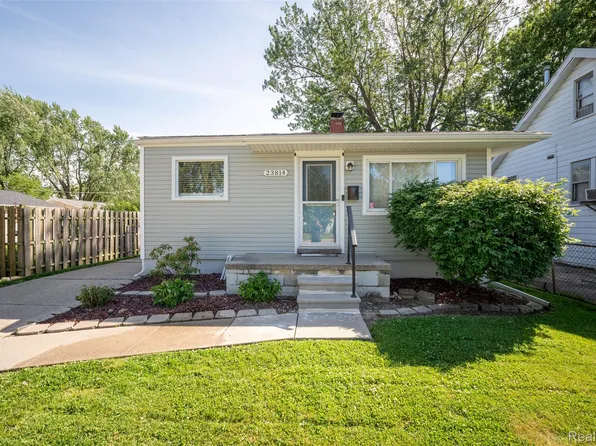 23814 Elmira St, Saint Clair Shores, MI 48082