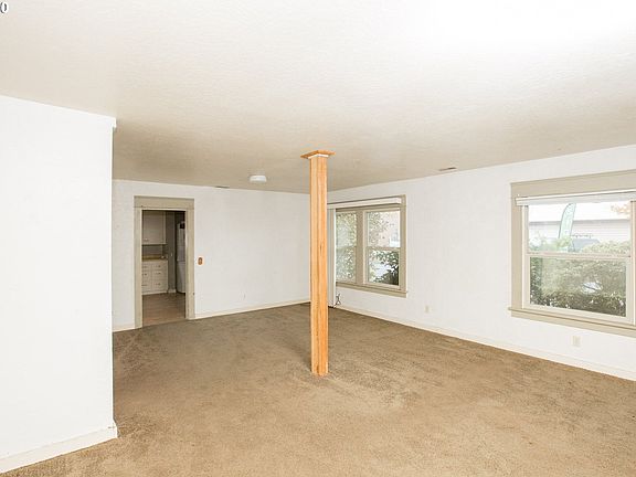 5th image of 987 Greenwood St