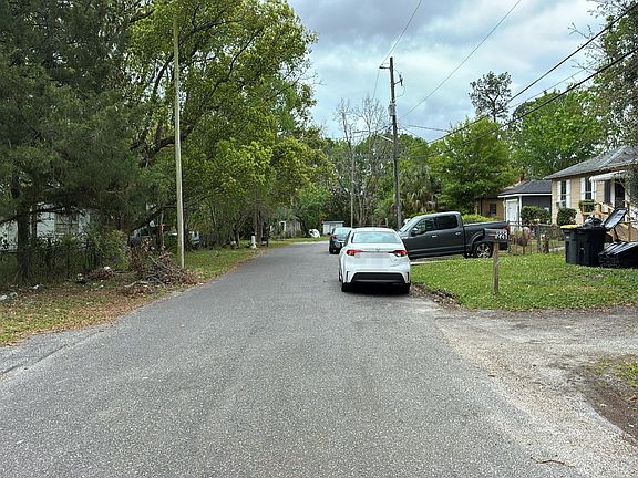5th image of 220 Bronson St