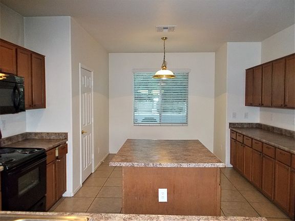 5th image of 2827 S 74th Dr
