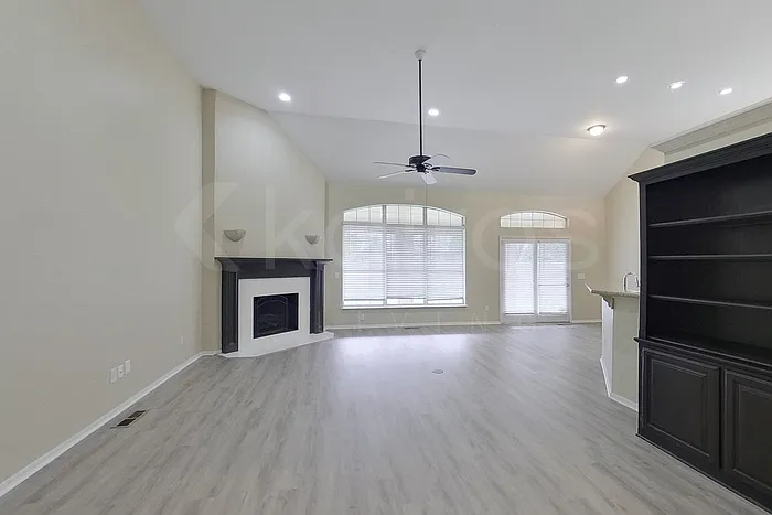 5 bed, 3.5 bath, 2850 sqft, $2,675 — Photo 2