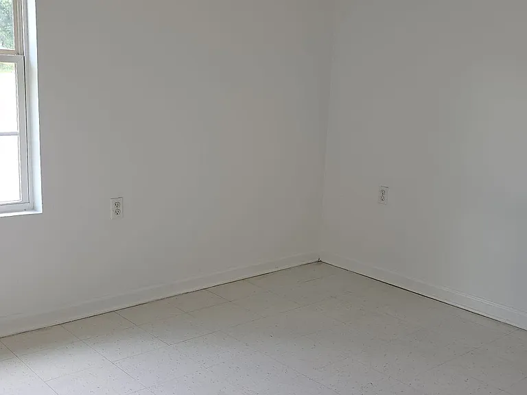114 Greene Ln — Photo 3