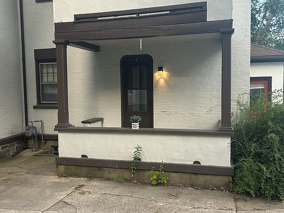 2nd image of 423 Crescent St NE APT 4