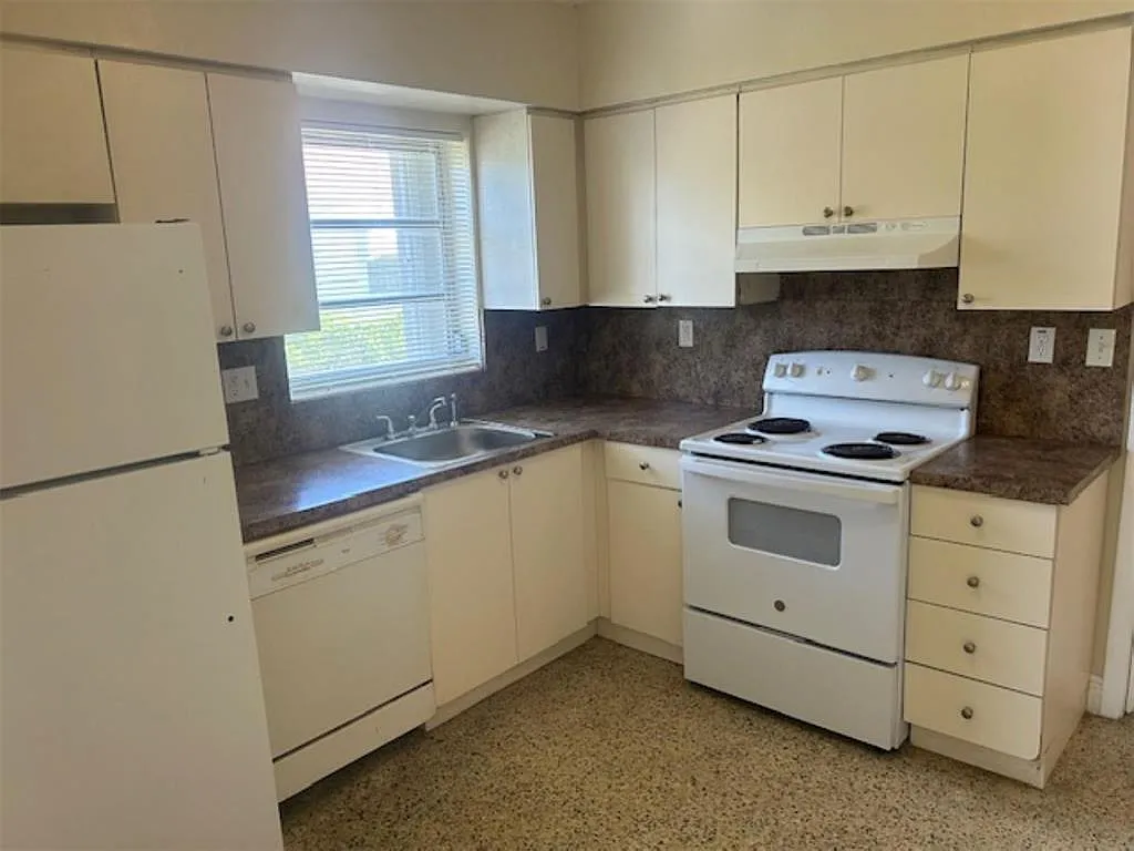 4 bed, 2.0 bath, 1976 sqft, $3,100 — Photo 4