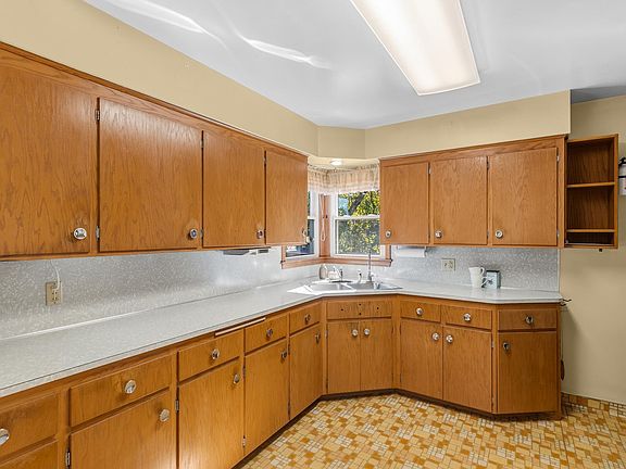 3rd image of 1195 7th St NW