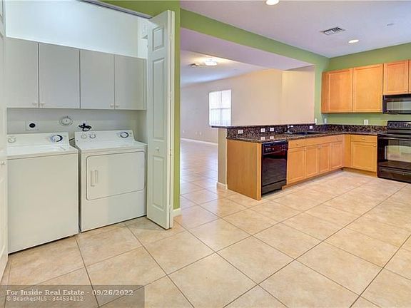 4th image of 1033 NE 17th Way #201