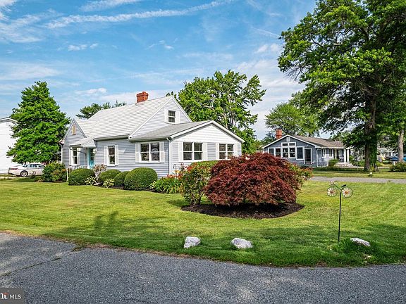 3rd image of 812 Bay View Dr