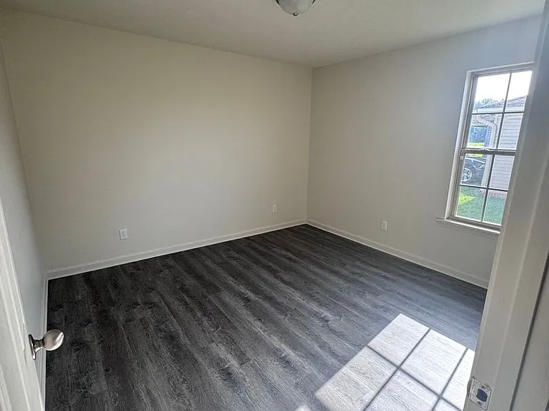 100 E Lauren Rd — Photo 20