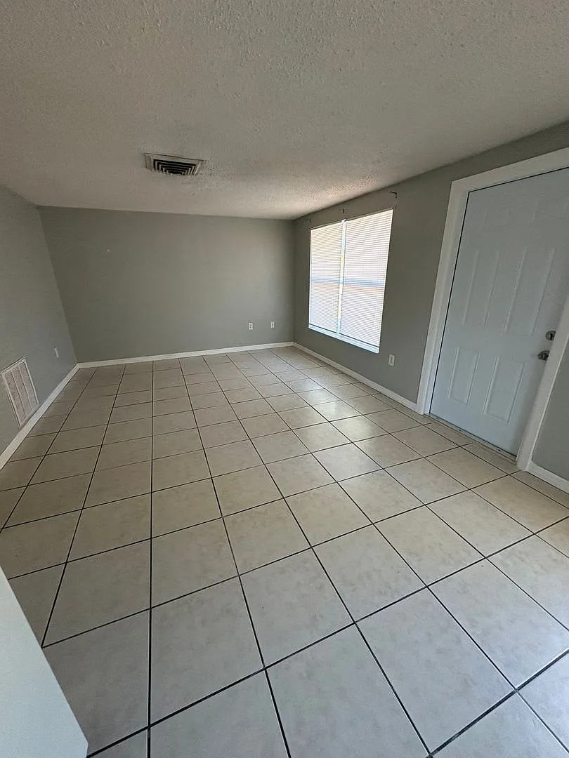2/1 Close to Downtown New Port Richey — Photo 2