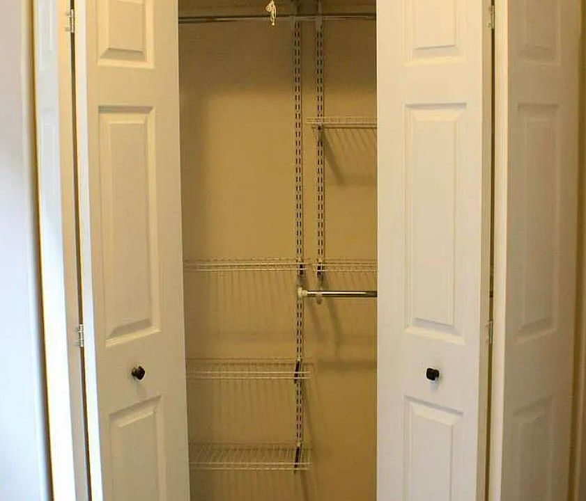 1st image of 938 N Damen Ave APT 1R