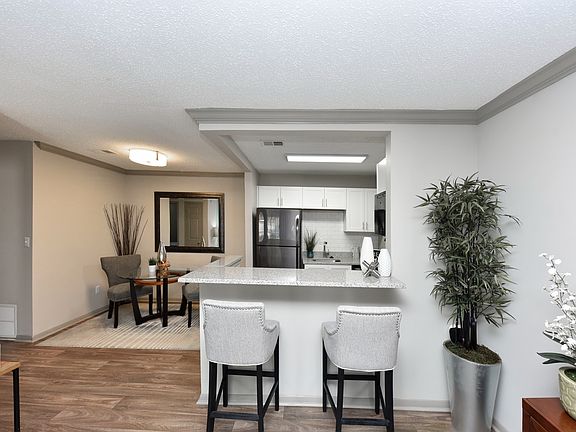 Kitchen + Breakfast Bar