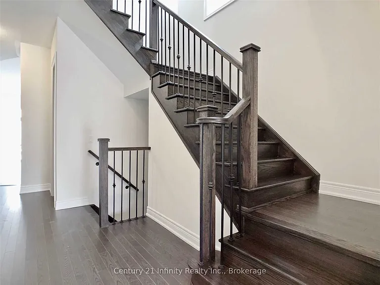 9 Saint Ives Cres — Photo 4