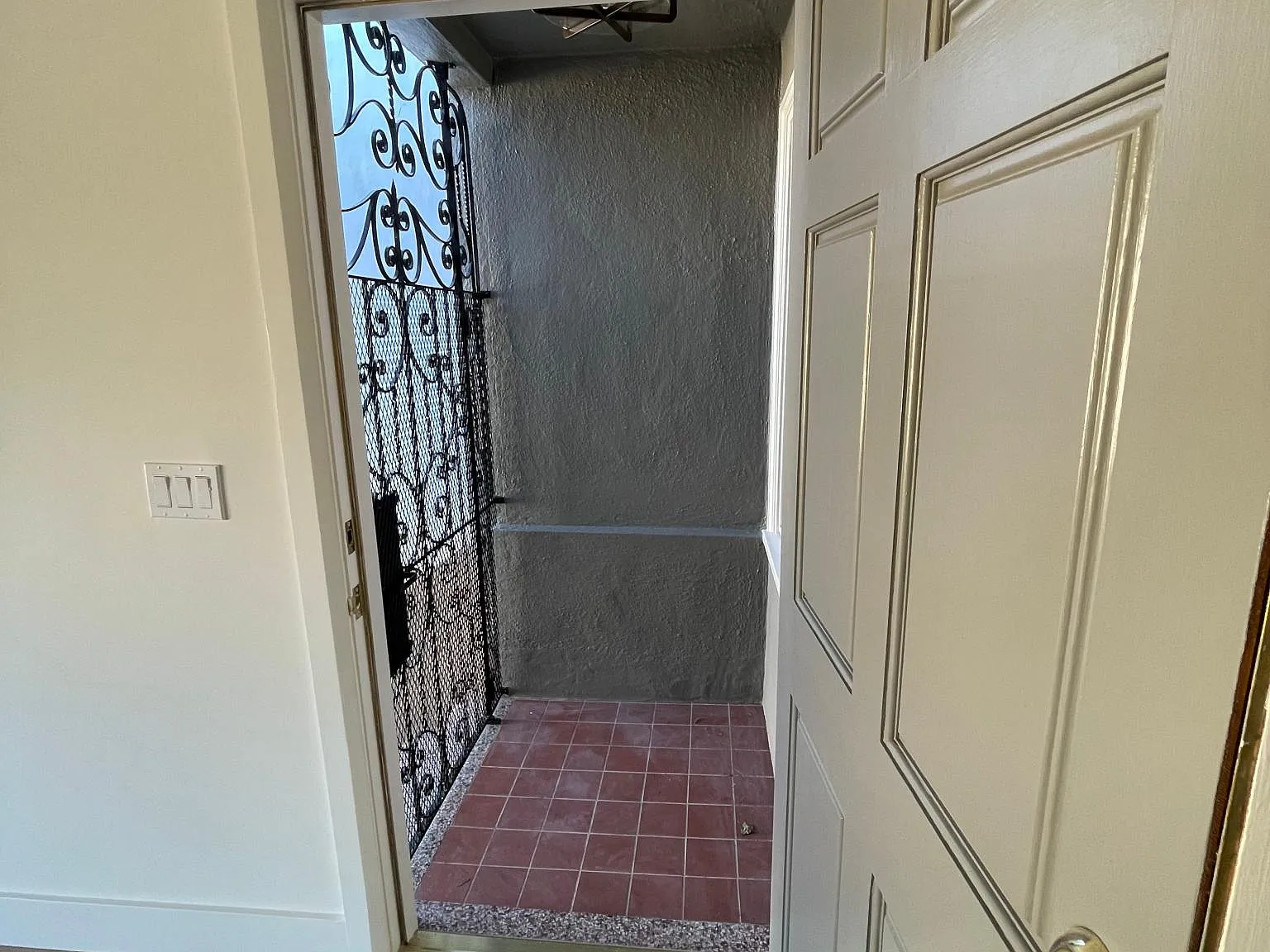 294 Chester Ave — Photo 2