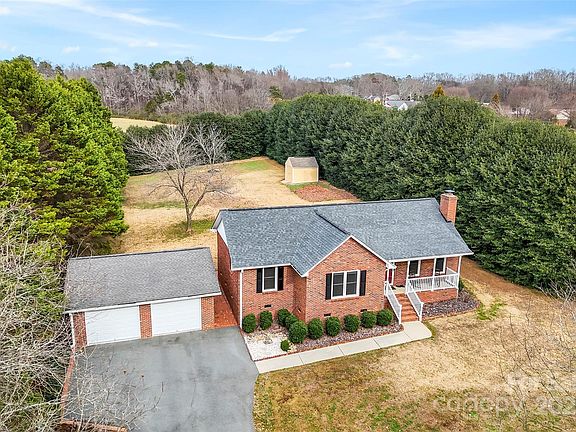 3rd image of 715 Deese Rd