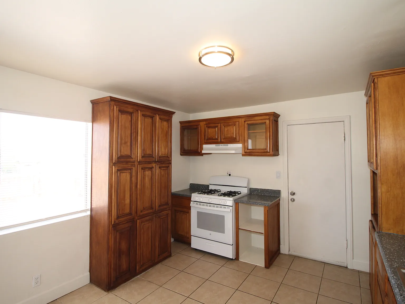 3 bed, 1092 sqft, $1,600 — Photo 3