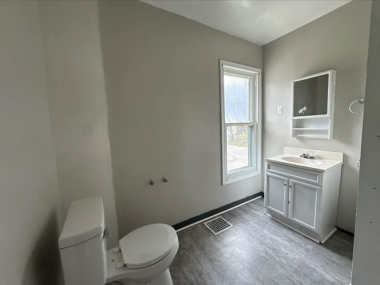 519 Lyndal St — Photo 2
