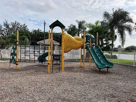 3rd image of 9263 Scarlette Oak Ave