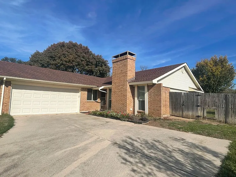 2201 Sage Ln — Photo 2