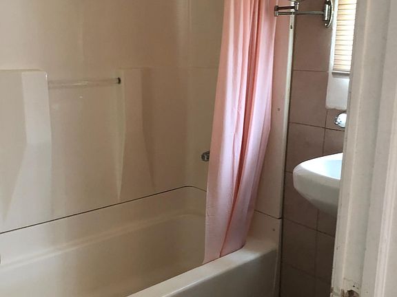 2nd image of 1028 Wilcox Ave APT 2