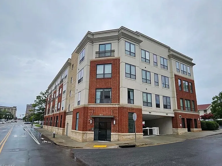 411 W Washington St — Photo 12