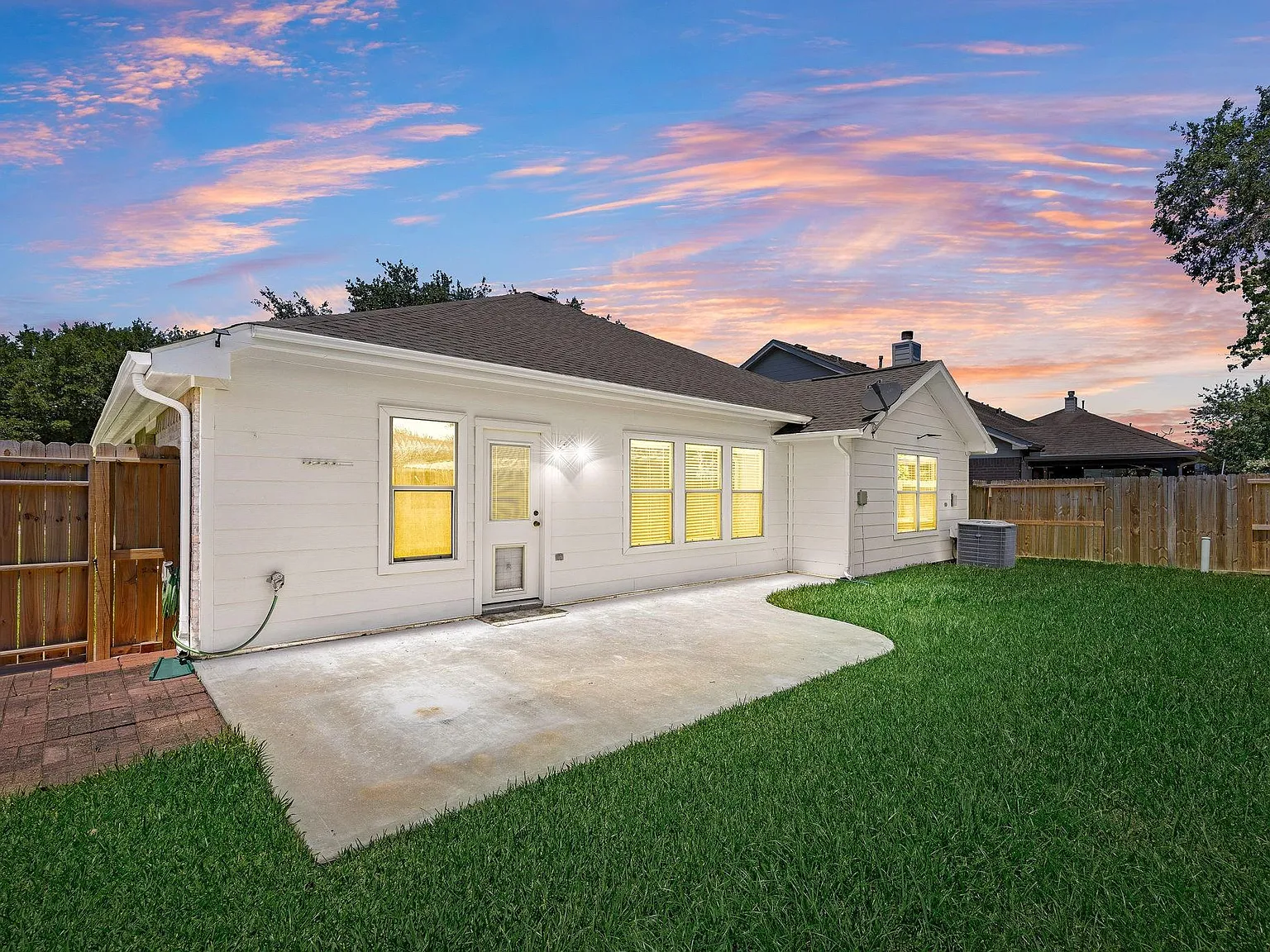3 bed, 2.0 bath, 2110 sqft, $2,075 — Photo 2