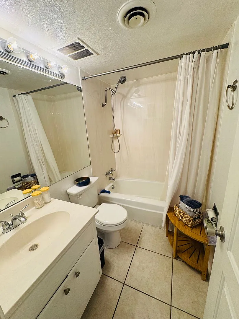 Fully Furnished 1 Bedroom Condo in Gated Community Flexible Lease Terms Available! — Photo 2