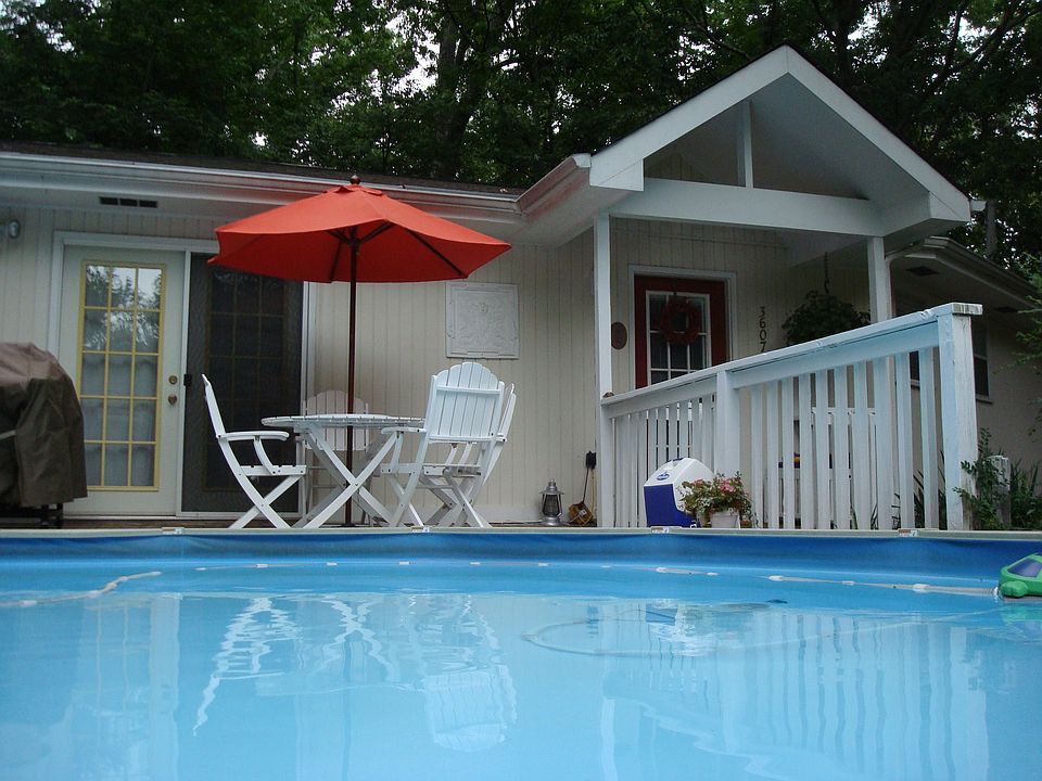 Front deck and pool, great for cookouts!
