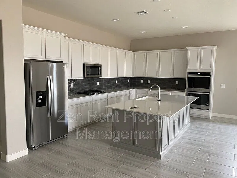 4 bed, 3.0 bath, 2812 sqft, $2,500 — Photo 2