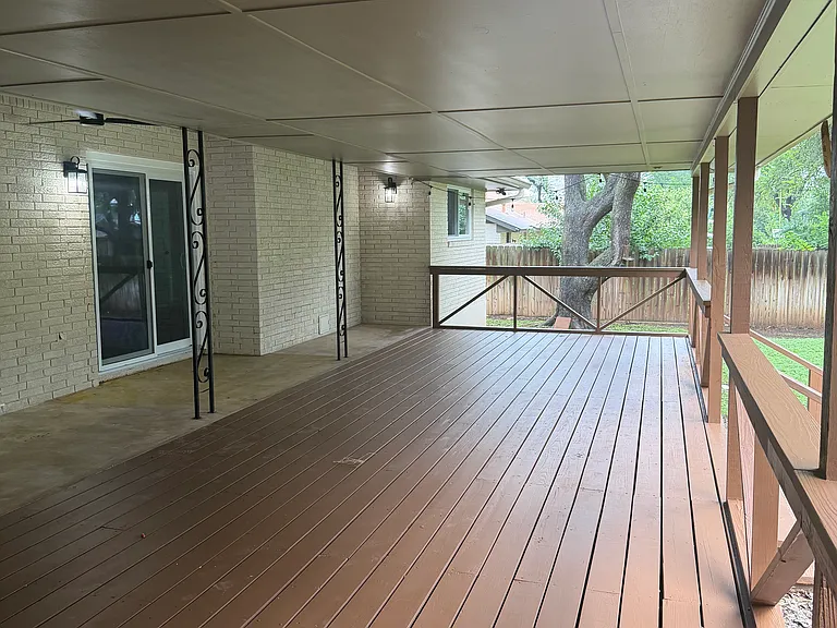 300 Oak Tree Ln — Photo 24
