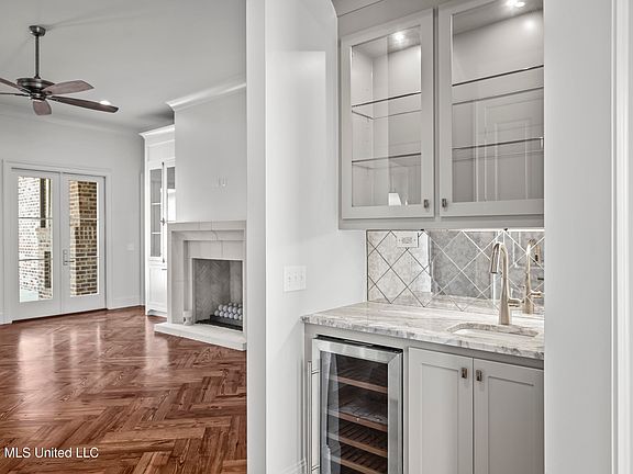 4th image of 208 Parke Dr