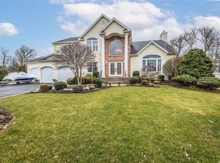 25 Yellow Top Ln, Smithtown, NY 11787