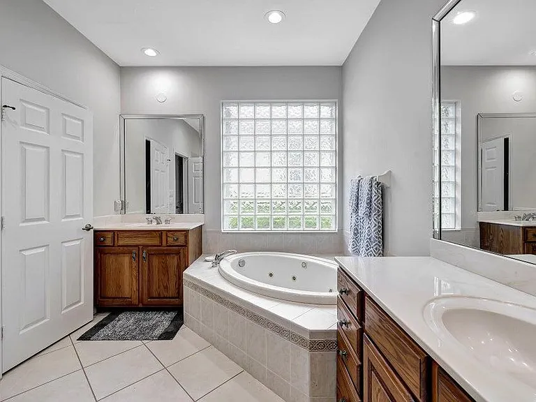 7602 Greenbrier Cir — Photo 17