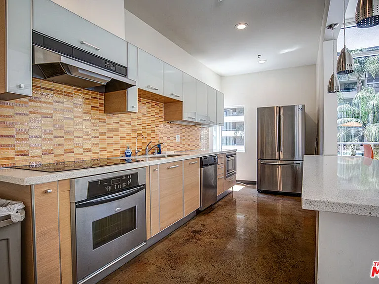 645 W 9th St #609 — Photo 29