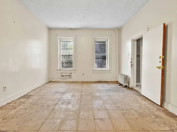 610 Ashford Street image 2 of 32