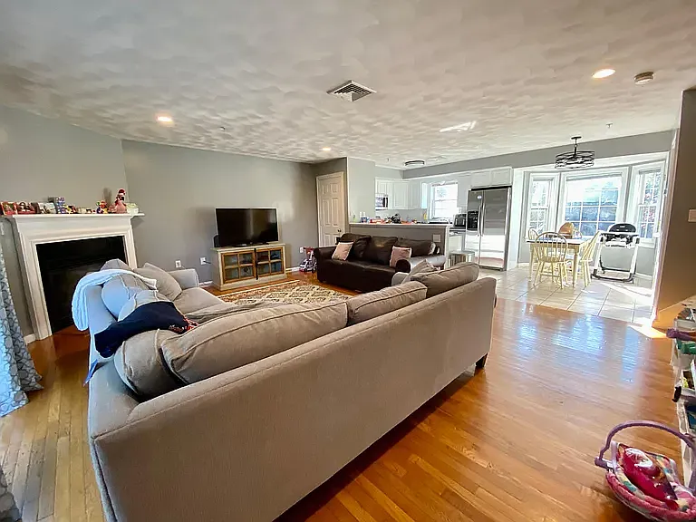 2 bed, 1.5 bath, 900 sqft, $3,300 — Photo 3