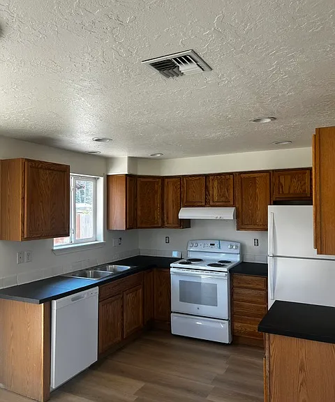 4522 Farrell Ave NE — Photo 4