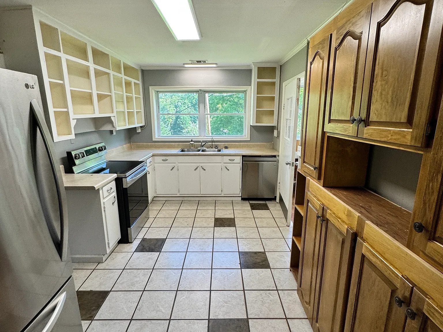 3 bed, 1.0 bath, 1512 sqft, $1,850 — Photo 3