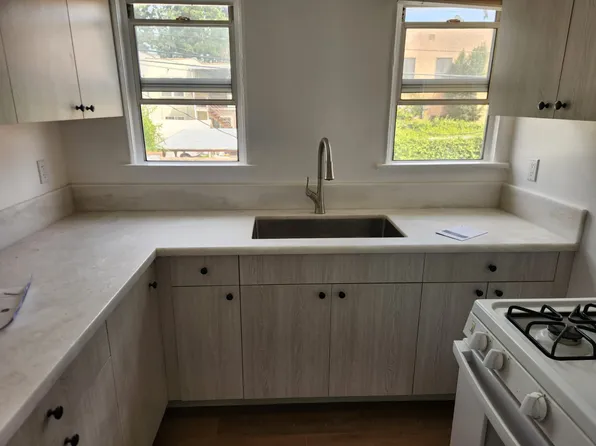 106 S Edgemont St, Los Angeles, CA 90004