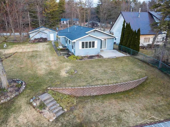 612 Paradise Dr, Beaverton, MI 48612