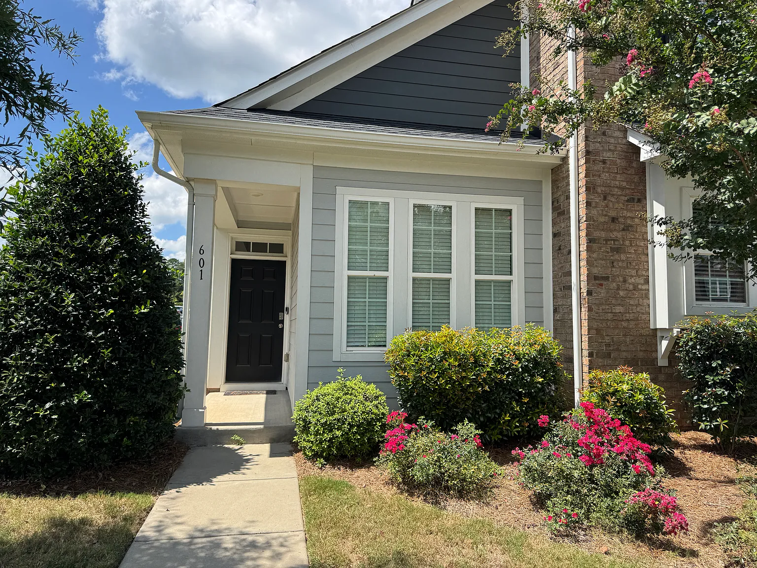 3 bed, 2.5 bath, 1274 sqft, $2,100 — Photo 2