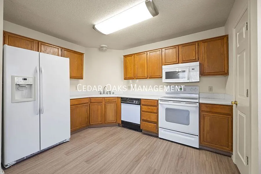Comfort & Convenience: 3BR Duplex Home Minutes from 71B & I-49 — Photo 3