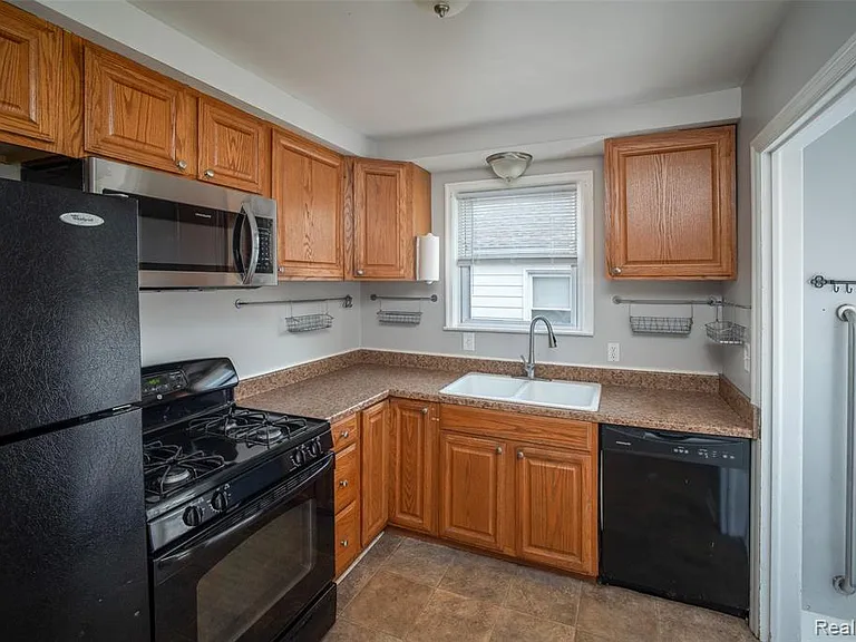 21328 Audette St — Photo 4