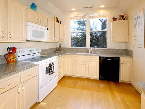 4th image of 630 37th Ave