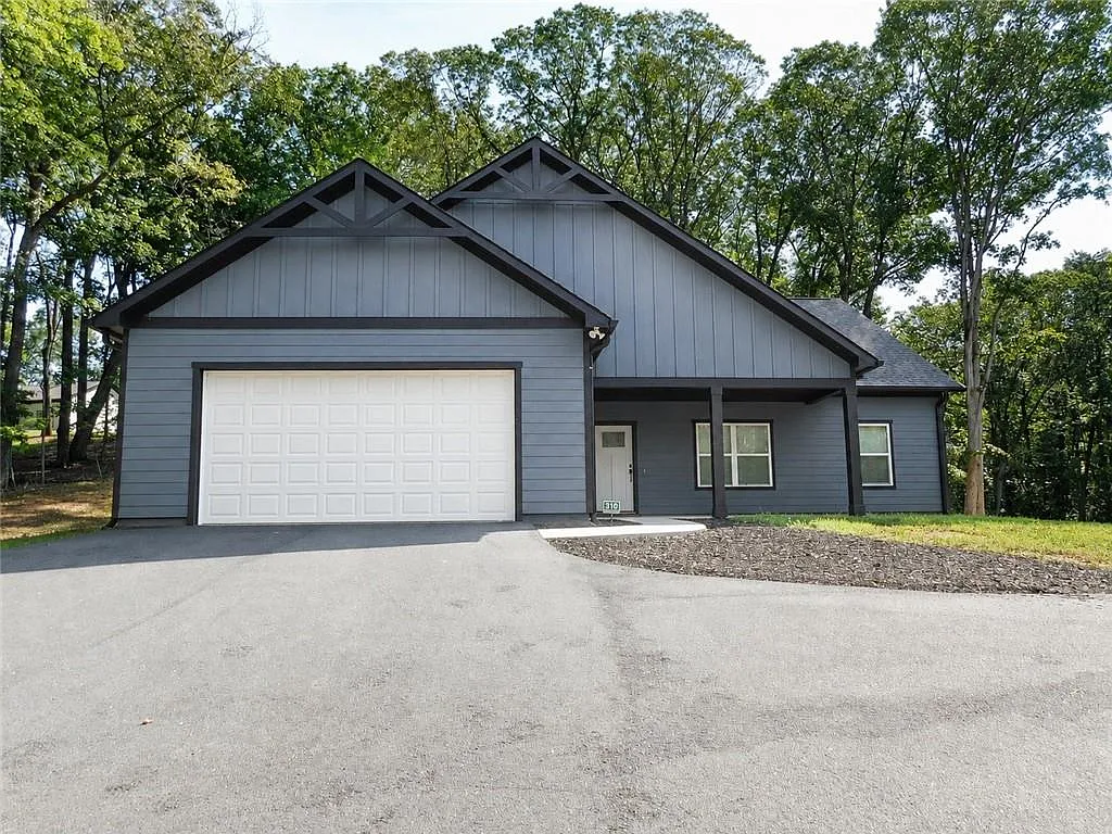 3 bed, 2.5 bath, 1985 sqft, $2,395 — Photo 1